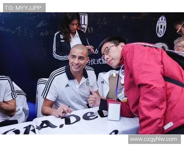 足球巨星亲民一刻 球迷与偶像零距离互动感人瞬间